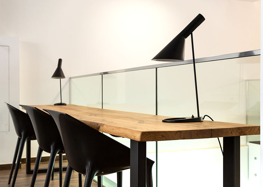 Elegantne moderne crne stolice